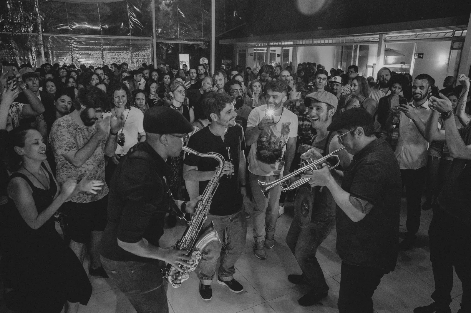 Intervenção da Gringo’s Washboard Band na pista principal da Jazz Mansion