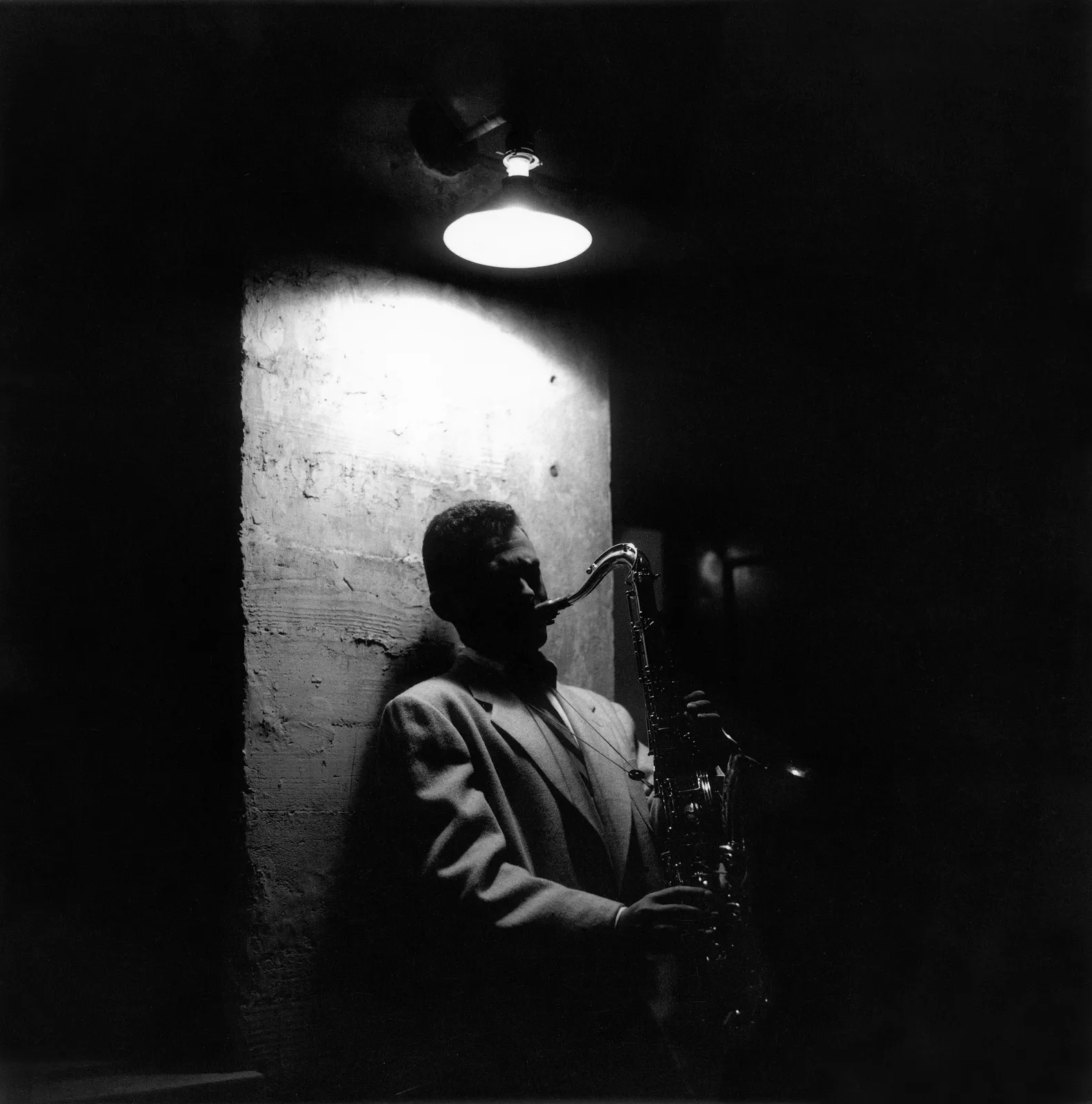 Stan Getz perto de uma porta de palco em Cosmo Alley, Hollywood. (William Claxton)