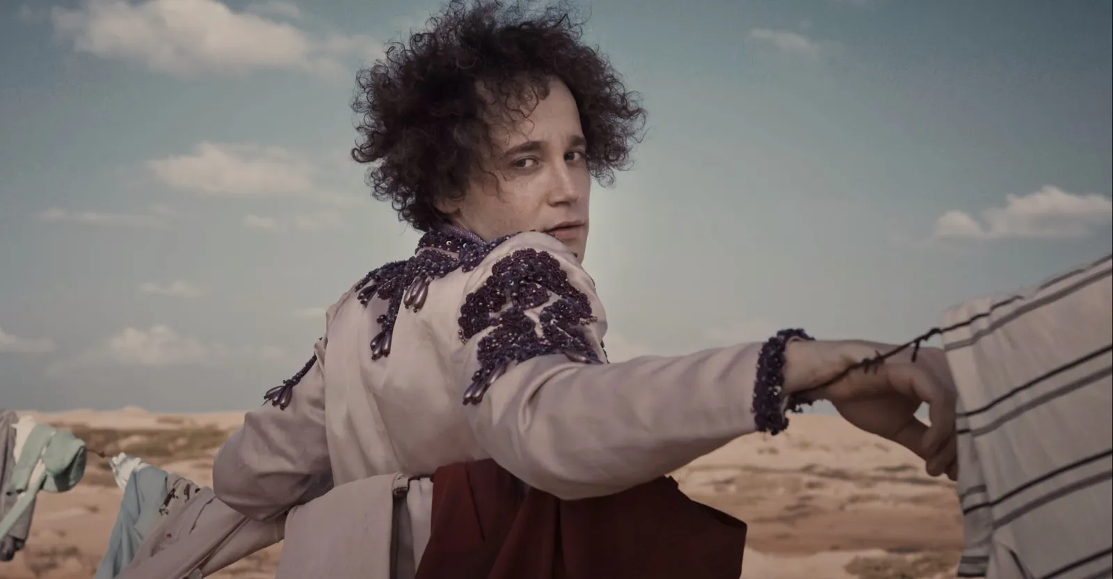 Alex Albino faz do clipe de 'Casmurro' uma teimosa obra de arte