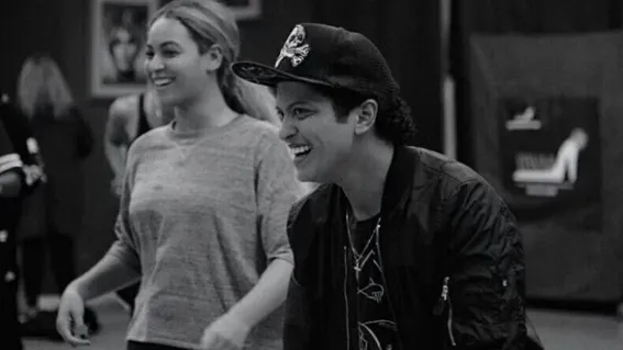 Uma colaboração entre Bruno Mars e Beyoncé já é esperada pelos fãs há alguns anos e, agora, com o Silk Sonic, a oportunidade é imperdível.