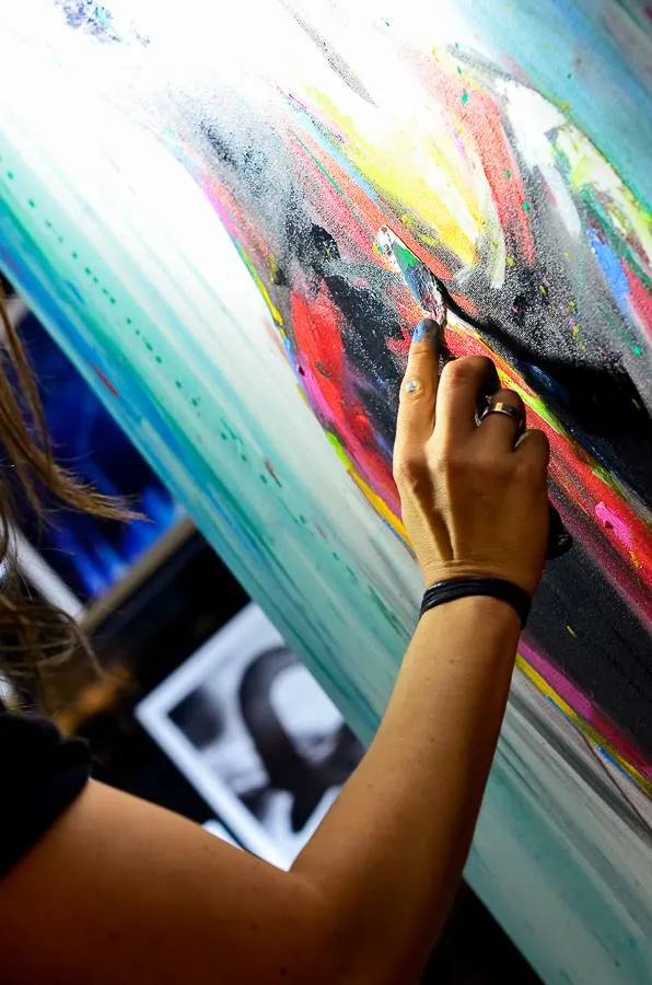 A artista é bicampeã nacional do Art Battle, que promove batalhas de arte no mundo todo. Foto: Art Battle/Divulgação