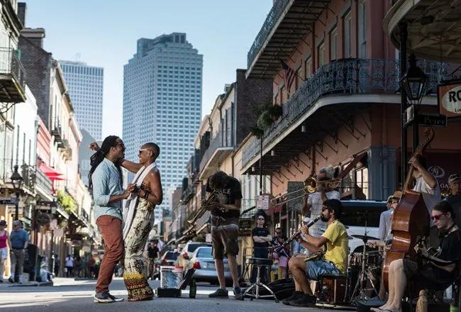 Ruas do bairro French Quarter em Nova Orleans - Foto: Zack Smith