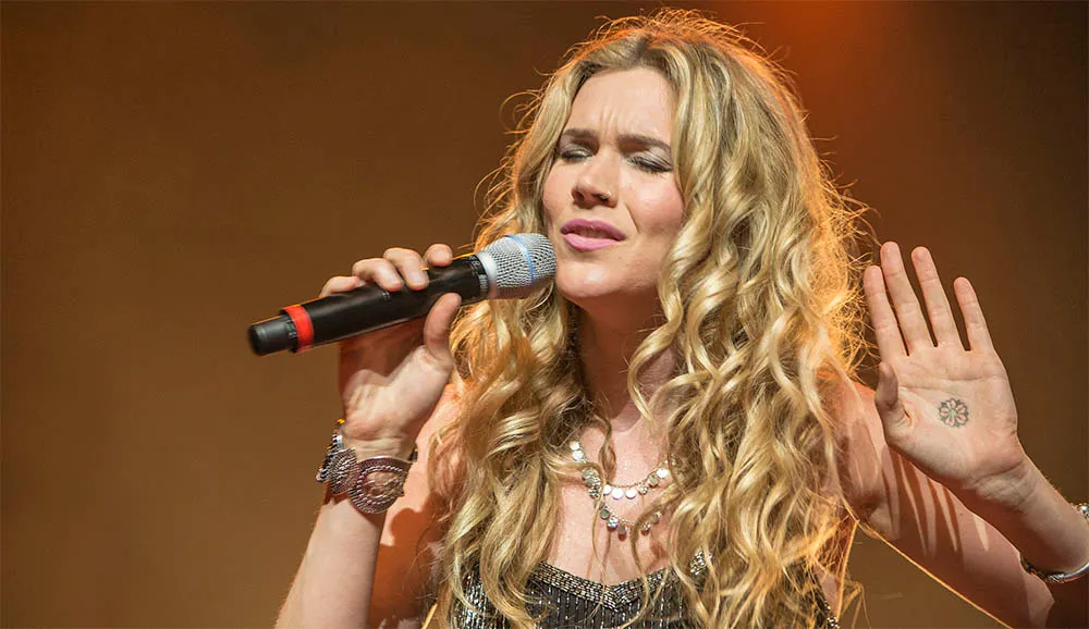 Joss Stone está de volta com mensagem de superação para tempos difíceis