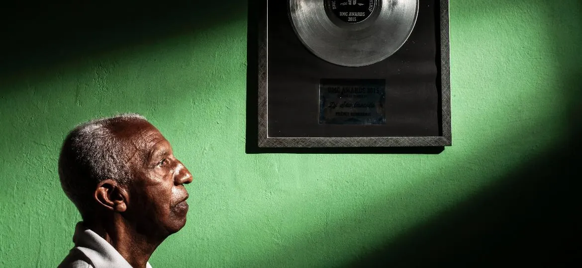 Aos 87 anos, primeiro DJ do Brasil mantém case pronto para o próximo baile