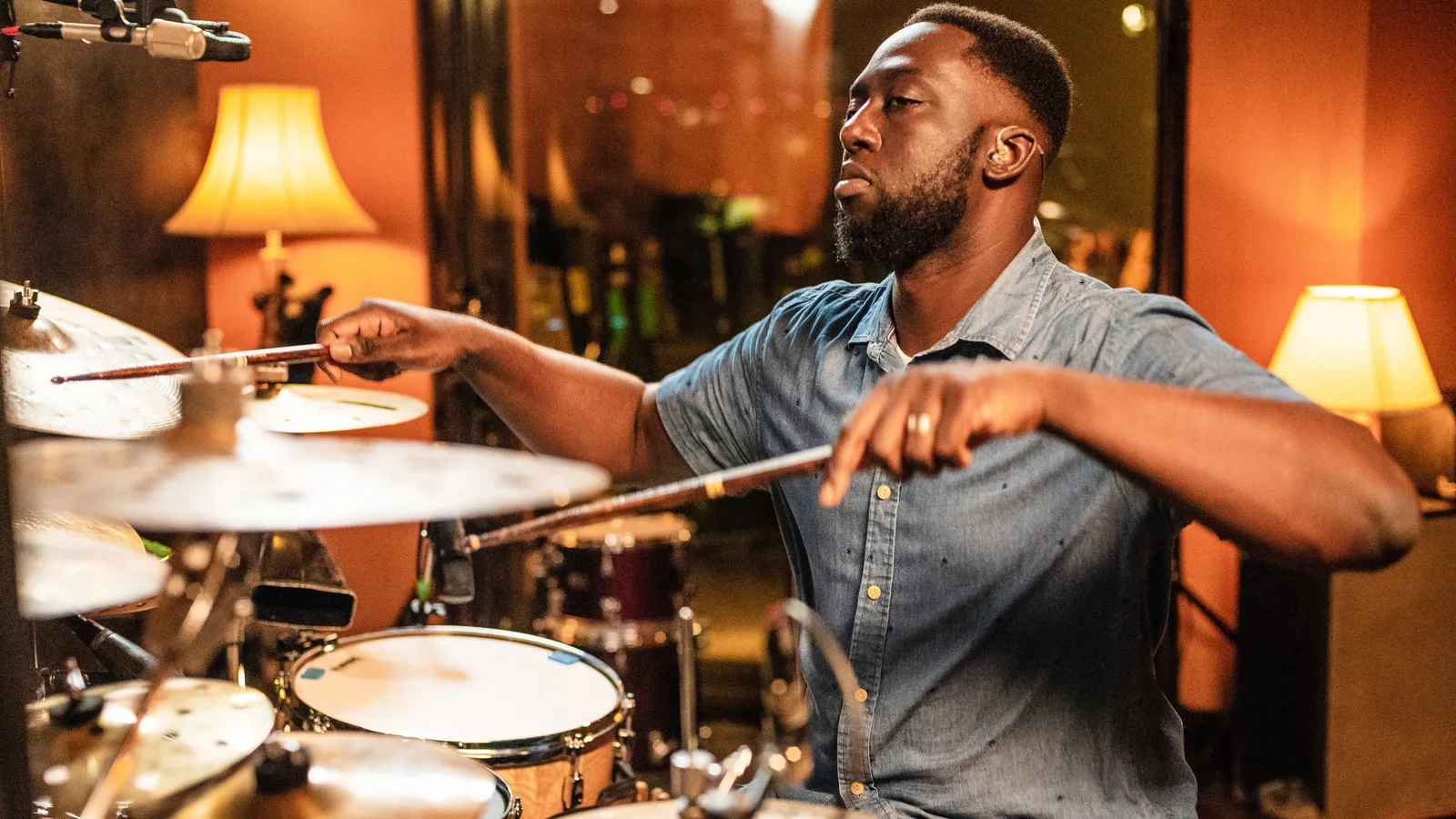 Lendário baterista de jazz ouve Metallica pela primeira vez e toca “Enter Sandman”