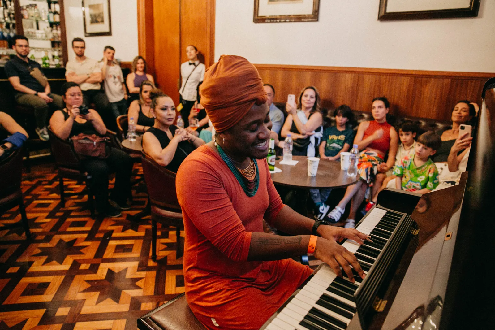 Pianista toca no Bar inglês de época