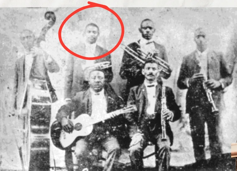 A banda de Buddy Bolden por volta de 1905. Bolden, circulado em vermelho, segura a corneta em pé.