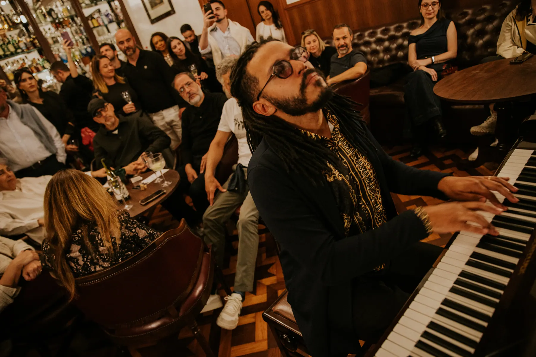 Pianista tocando para a plateia