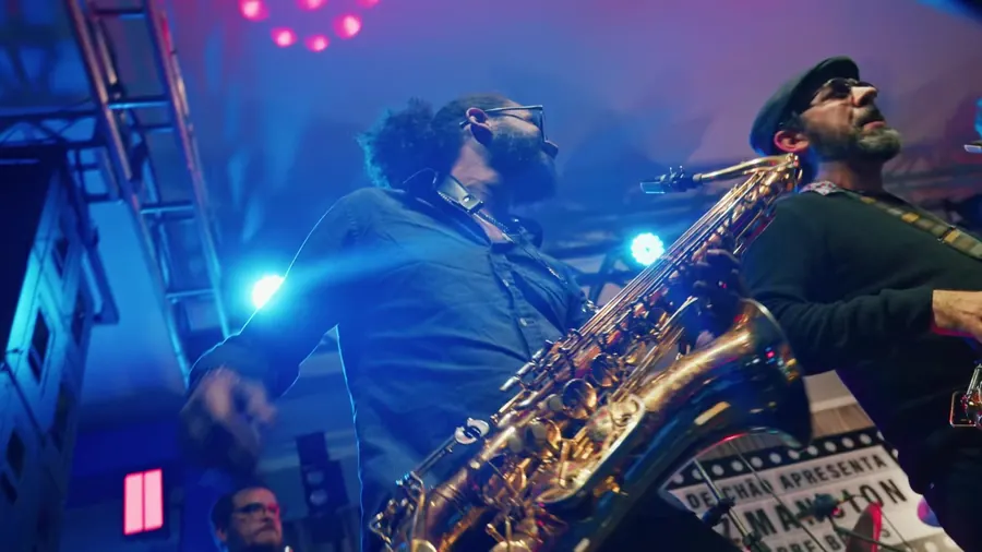 Dois saxofonistas tocando juntos